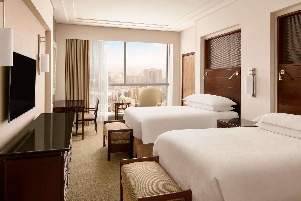 Fairmont, Twin Room, 2 Twin Beds, City View | Hypo-allergenic bedding available, Select Comfort beds, minibar