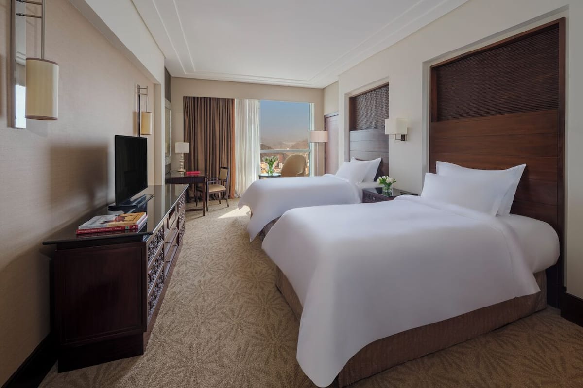 Hypo-allergenic bedding, Select Comfort beds, minibar, in-room safe