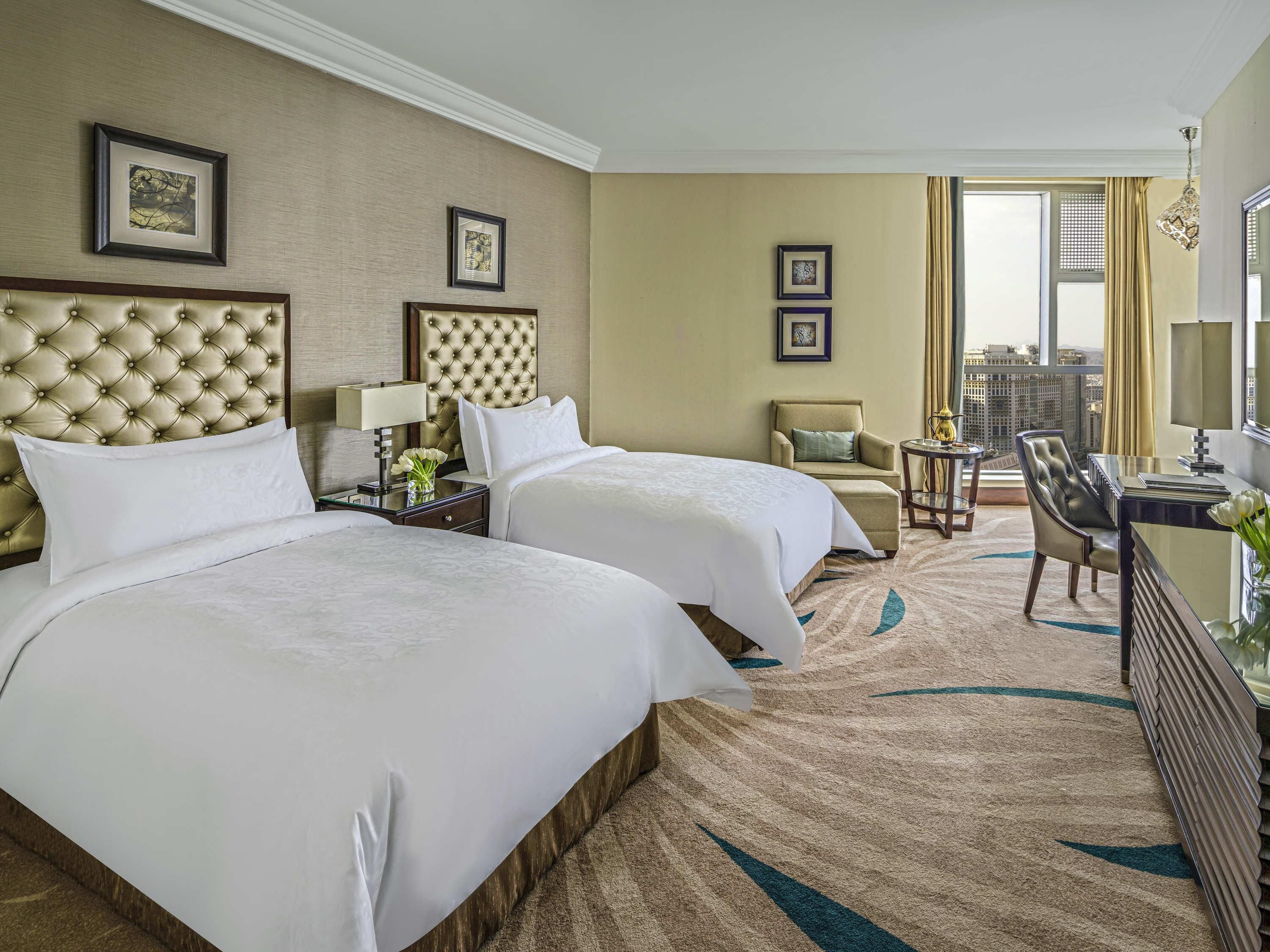 Residential Suite Quad Haram Multiple Beds | Roupas de cama antialérgicas, camas Select Comfort, frigobar