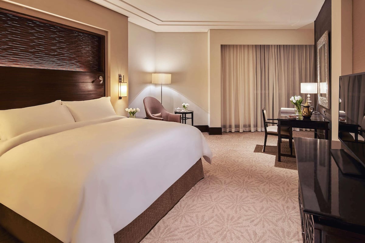 Hypo-allergenic bedding, Select Comfort beds, minibar, in-room safe