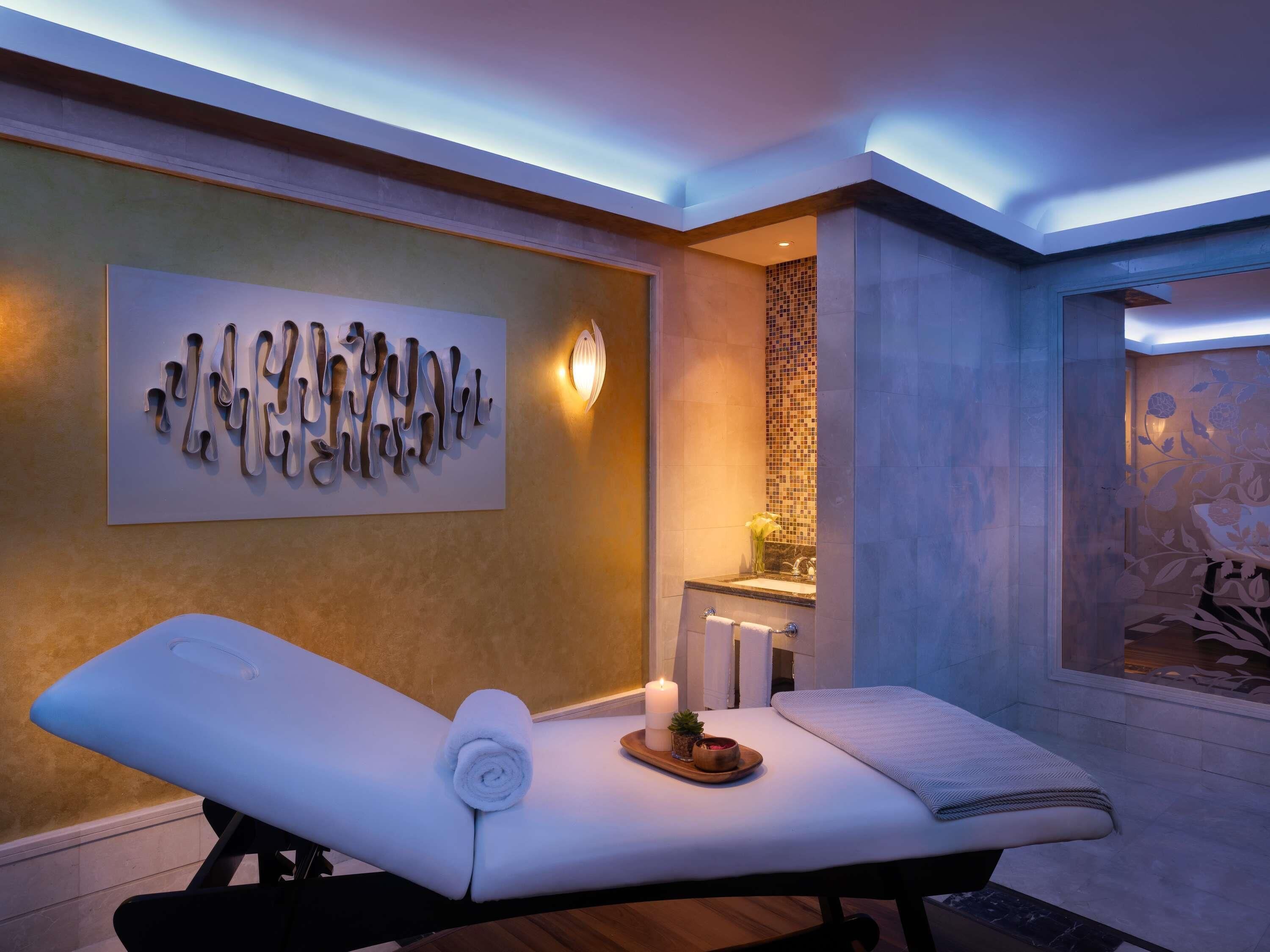 Suite Majestueuse, 1 tr ès grand lit et 1 canapé-lit (Kaaba) | Literie hypoallergénique, matelas Select Comfort, minibar