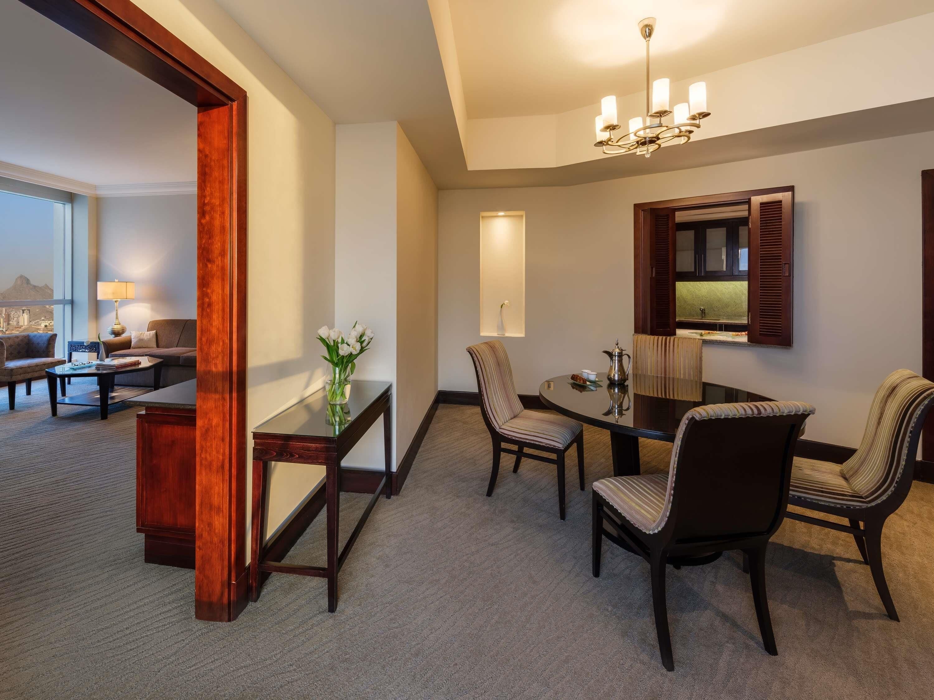 Phòng Suite, 2 giường đơn, quang cảnh thành phố (Residential) | Bộ đồ giường kháng dị ứng, nệm Select Comfort, minibar 