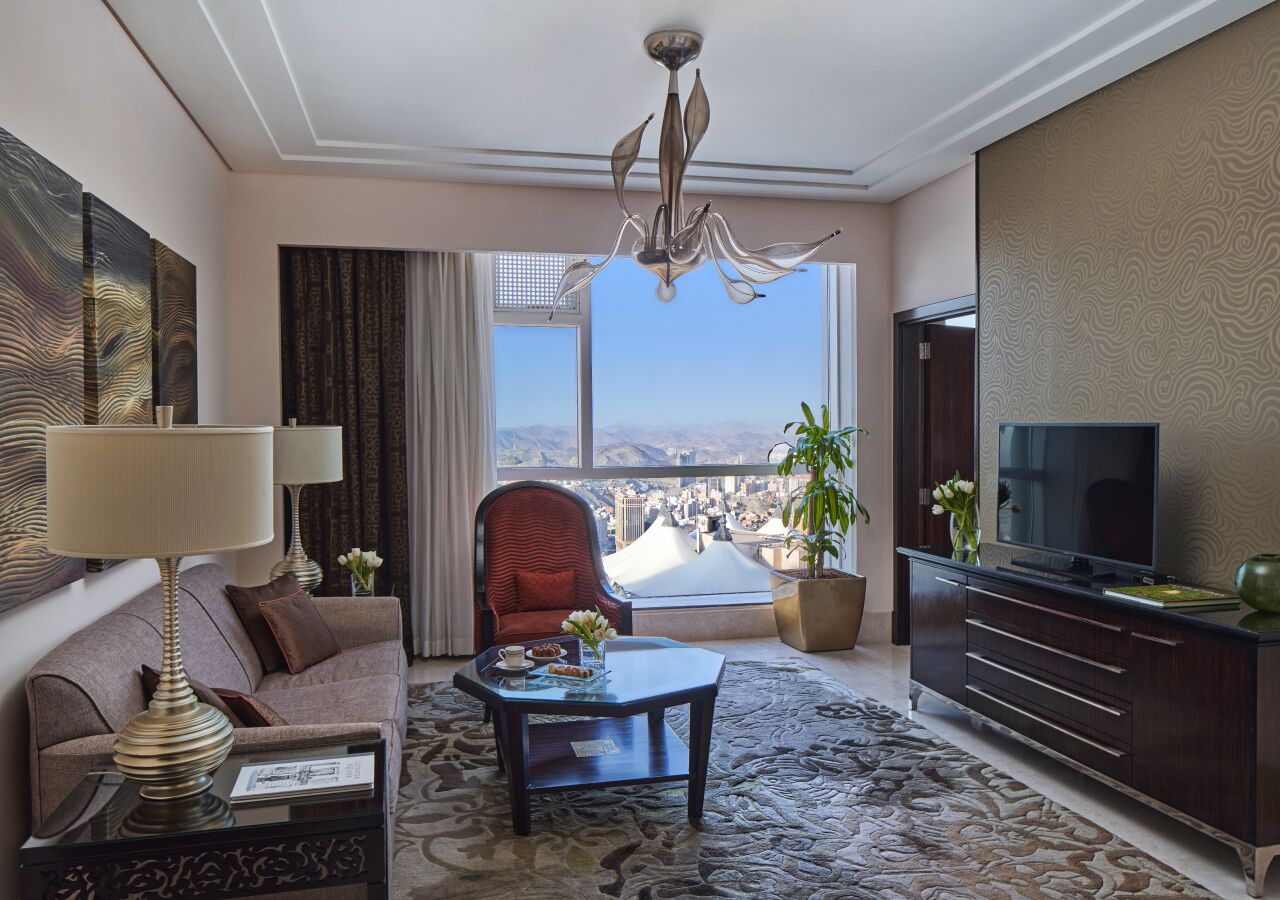 Junior Suite, 1 King Bed (Kaaba) | Oppholdsområde | En 32-tommers LCD-TV med Parabol-TV samt TV