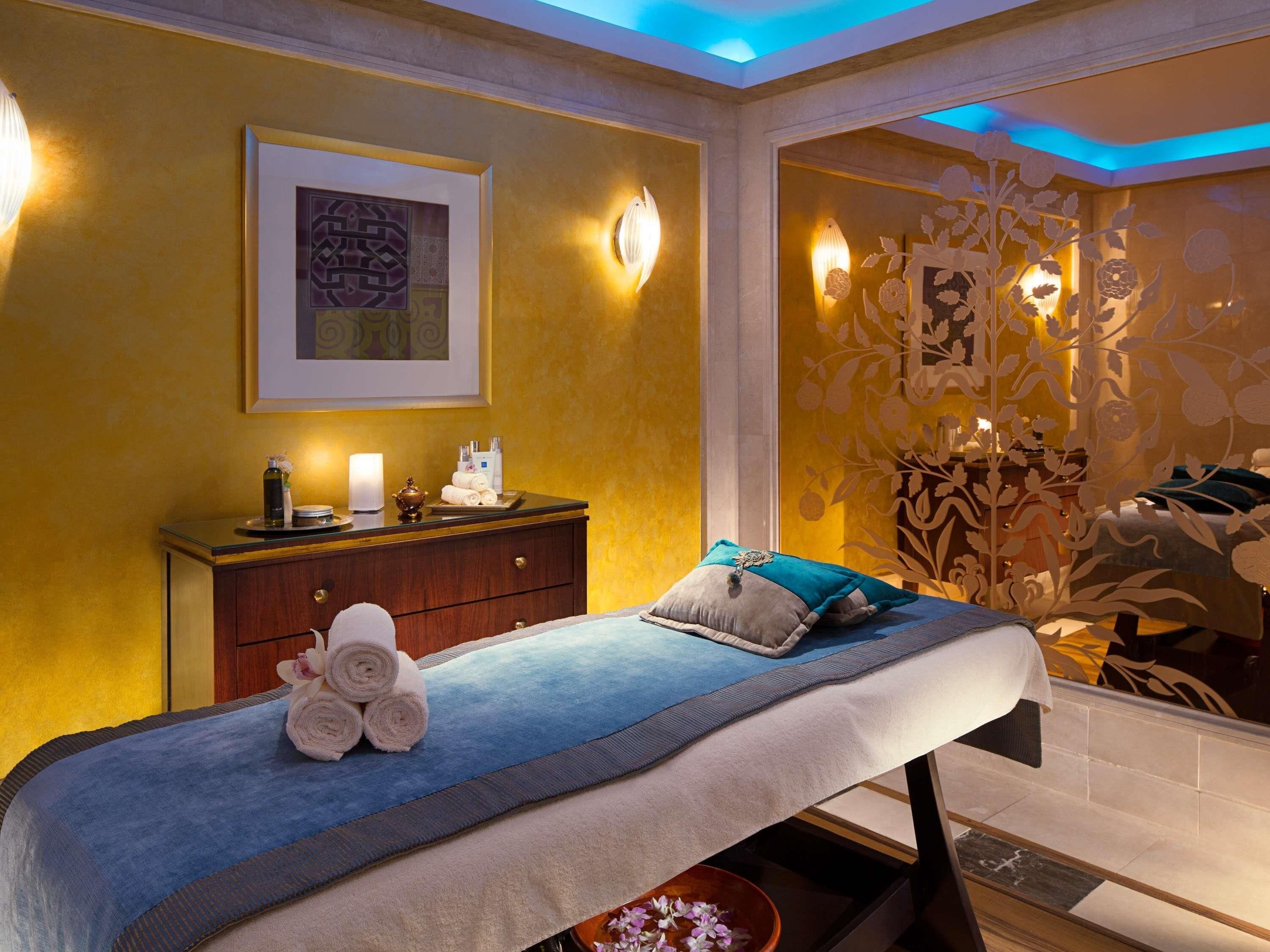 Hypo-allergenic bedding, Select Comfort beds, minibar, in-room safe