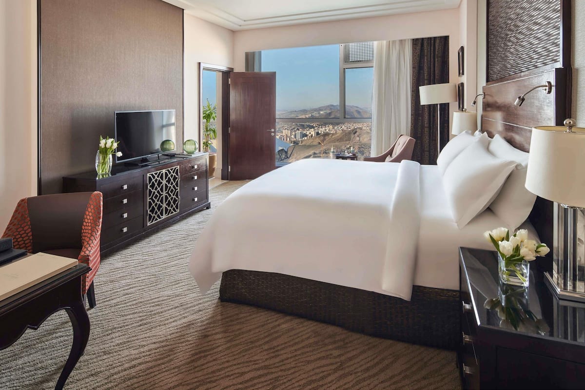 Hypo-allergenic bedding, Select Comfort beds, minibar, in-room safe