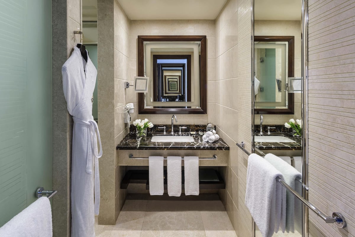 Hypo-allergenic bedding, Select Comfort beds, minibar, in-room safe