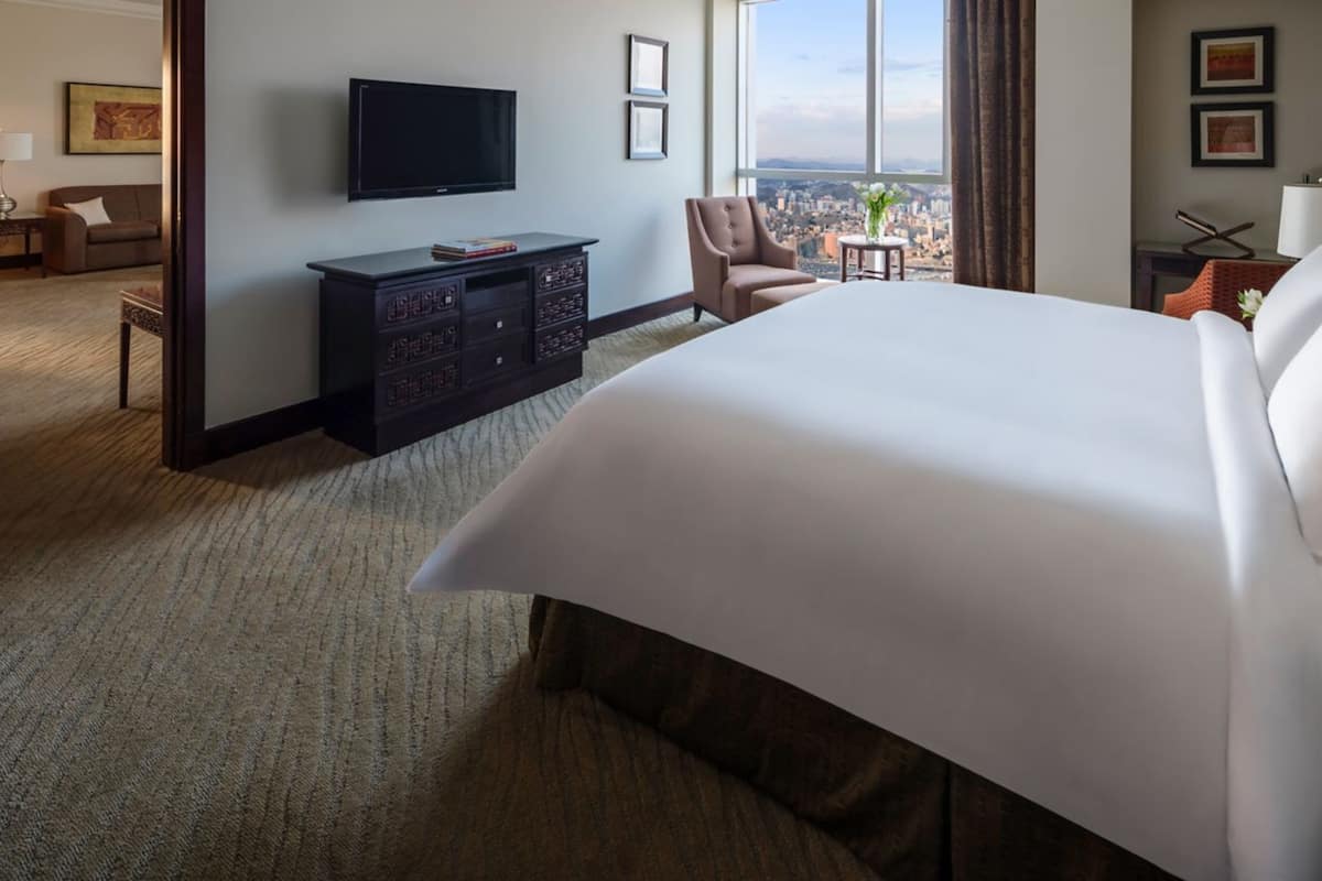 Fairmont Gold, Junior Suite, City View | Ropa de cama hipoalergénica, camas Select Comfort y minibar