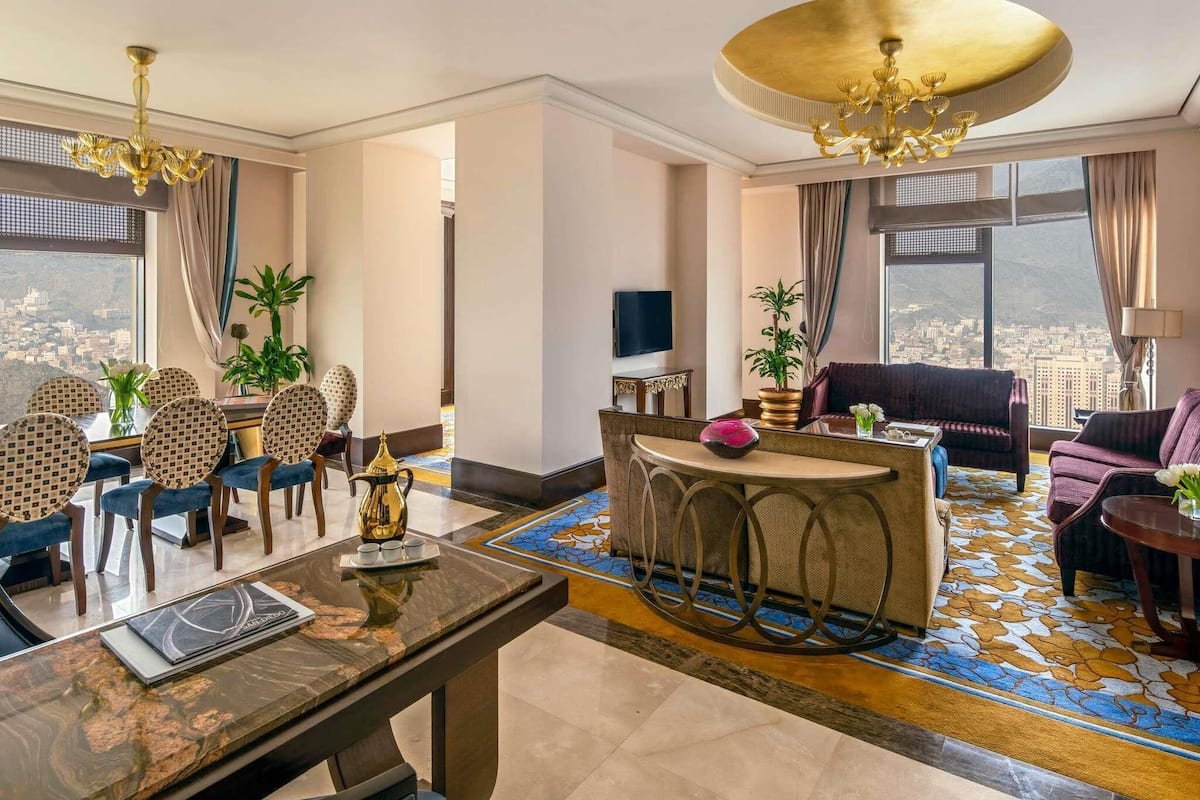 Suite présidentielle, 1 très grand lit (Kaaba View) | Literie hypoallergénique, lit avec matelas Select Comfort, minibar