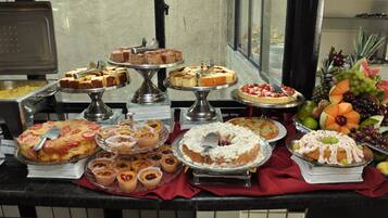 Petit déjeuner, déjeuner et dîner servis sur place