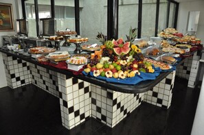Free daily continental breakfast - Verde Mar Hotel (Maceió)