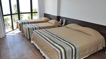 Habitación, vista al océano | Minibar y caja de seguridad en la habitación