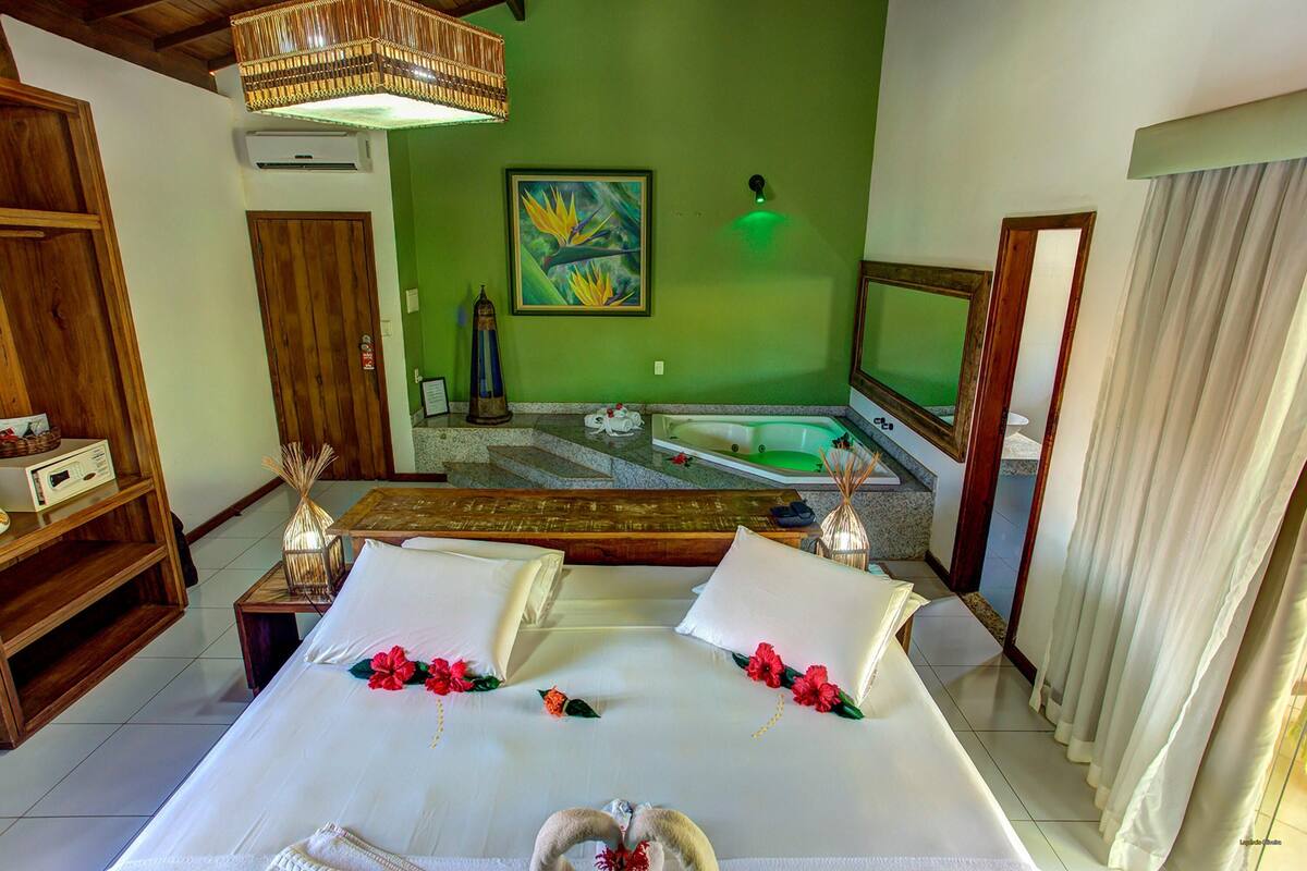 Minibar, in-room safe, WiFi (free), bed sheets