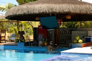 Bar tepi kolam renang
