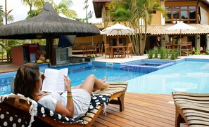 Piscine extérieure, parasols de plage, chaises longues