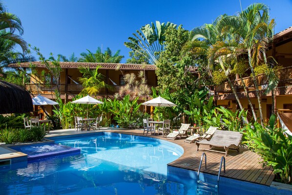 Outdoor pool, pool umbrellas, sun loungers - Pousada Pedra Torta (Itacaré)