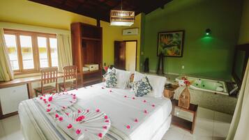 Frigobar, cofres nos quartos, Wi-Fi de cortesia, roupa de cama