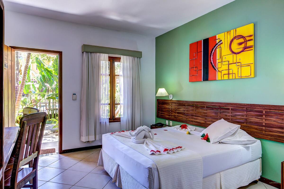 Minibar, in-room safe, WiFi (free), bed sheets