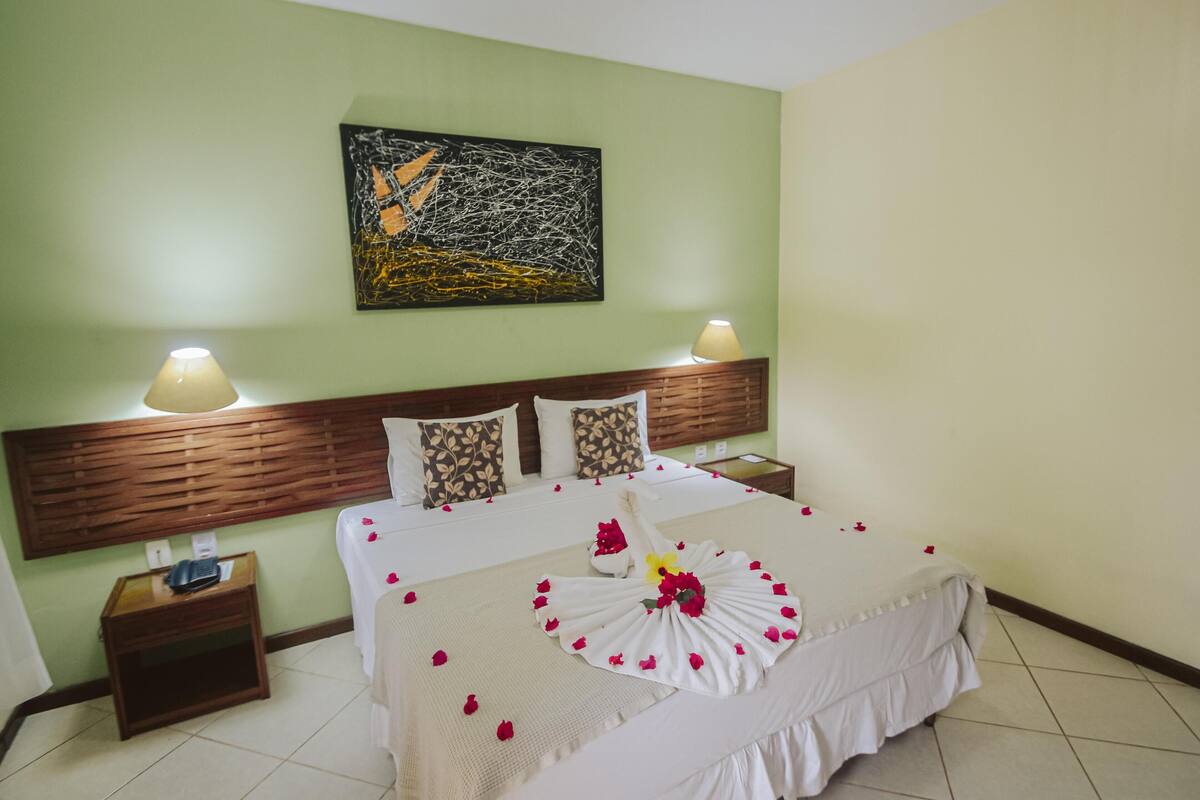 Minibar, in-room safe, WiFi (free), bed sheets