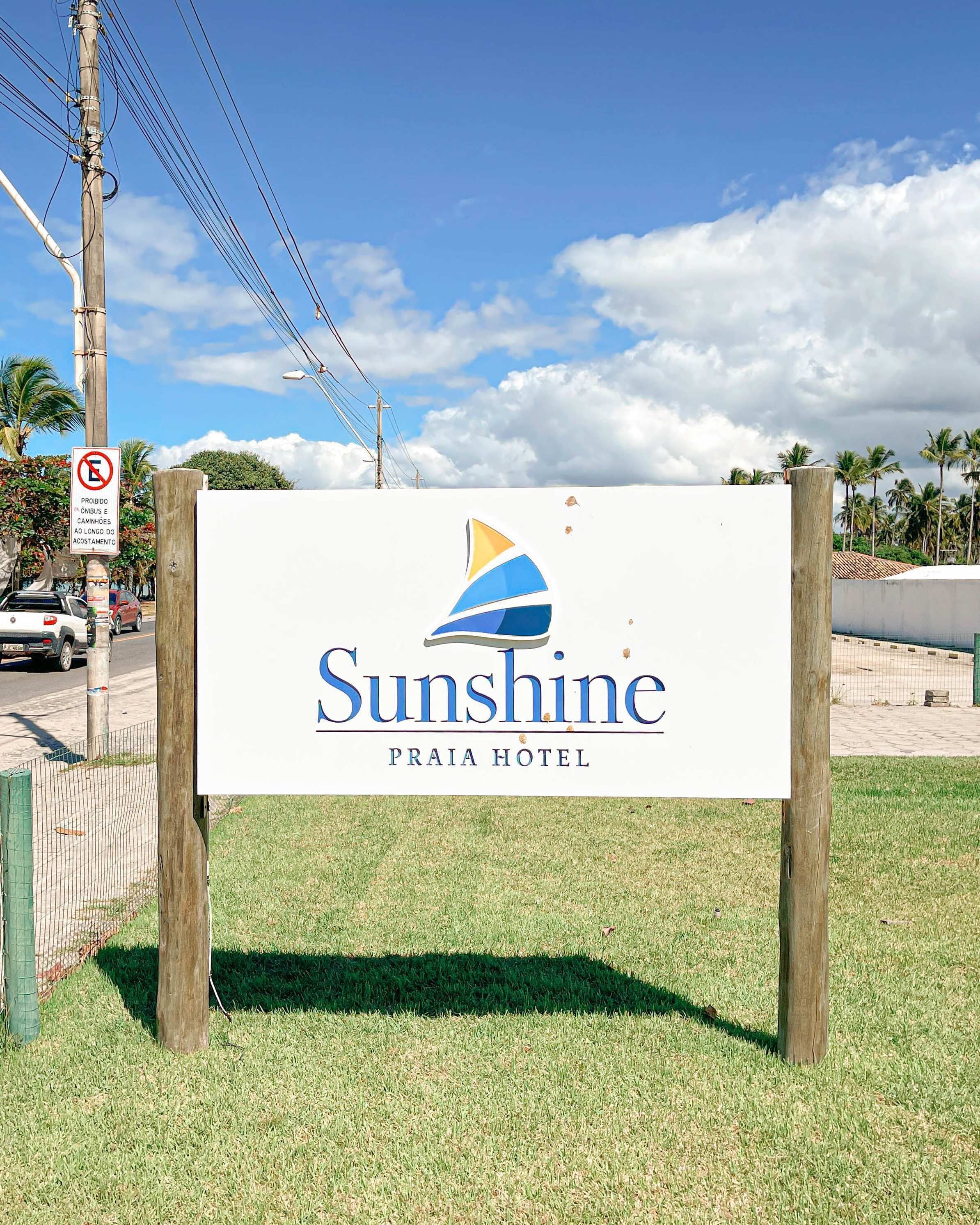 Skilt for Sunshine Praia Hotel med en sejlbådslogo.