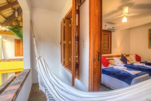 Tabla de planchar con plancha, wifi gratis y ropa de cama