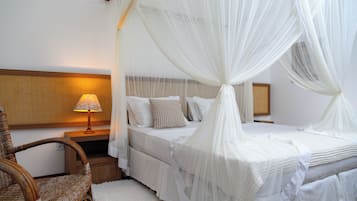 Luxury Room | Minibar, blackout drapes, soundproofing, bed sheets