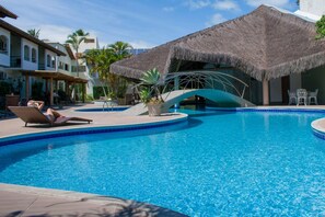 Piscine couverte, piscine extérieure, parasols de plage, chaises longues