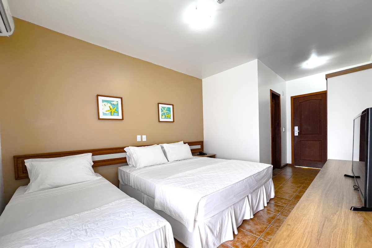 Minibar, cortinas blackout, sistema de insonorización y ropa de cama