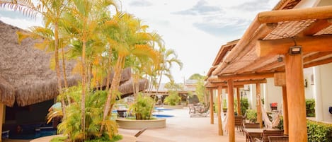 Bar junto a la piscina