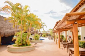 Bar en bord de piscine