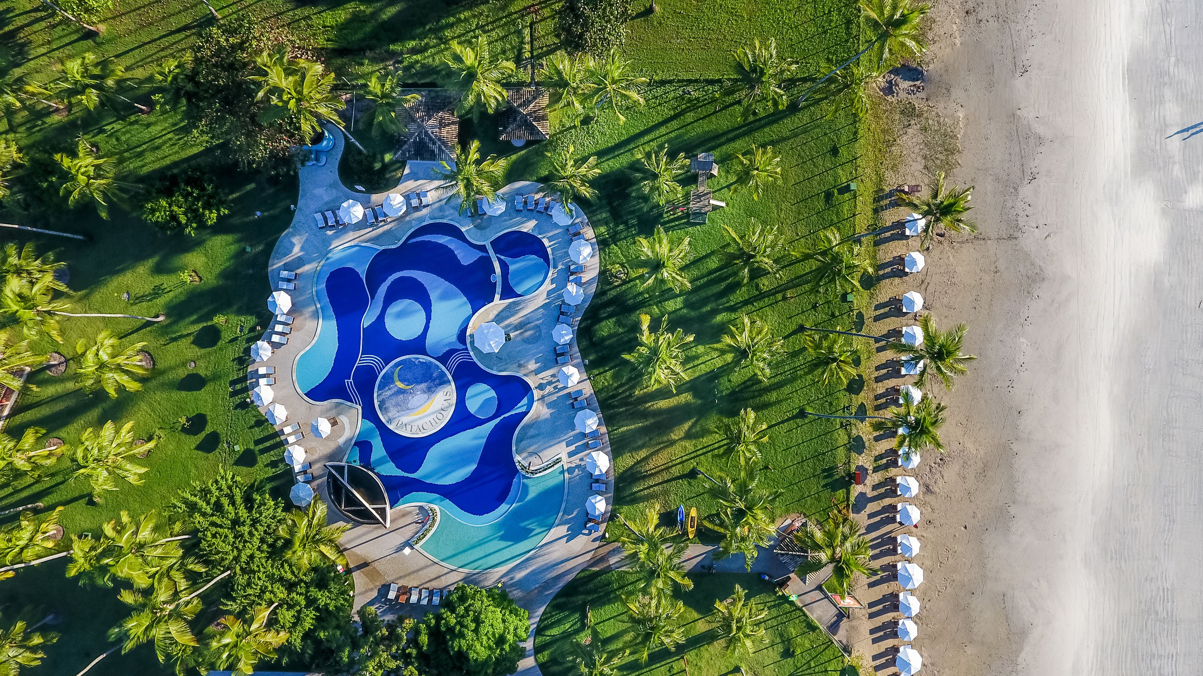 Utendørsbasseng, bassengparasoller og solsenger