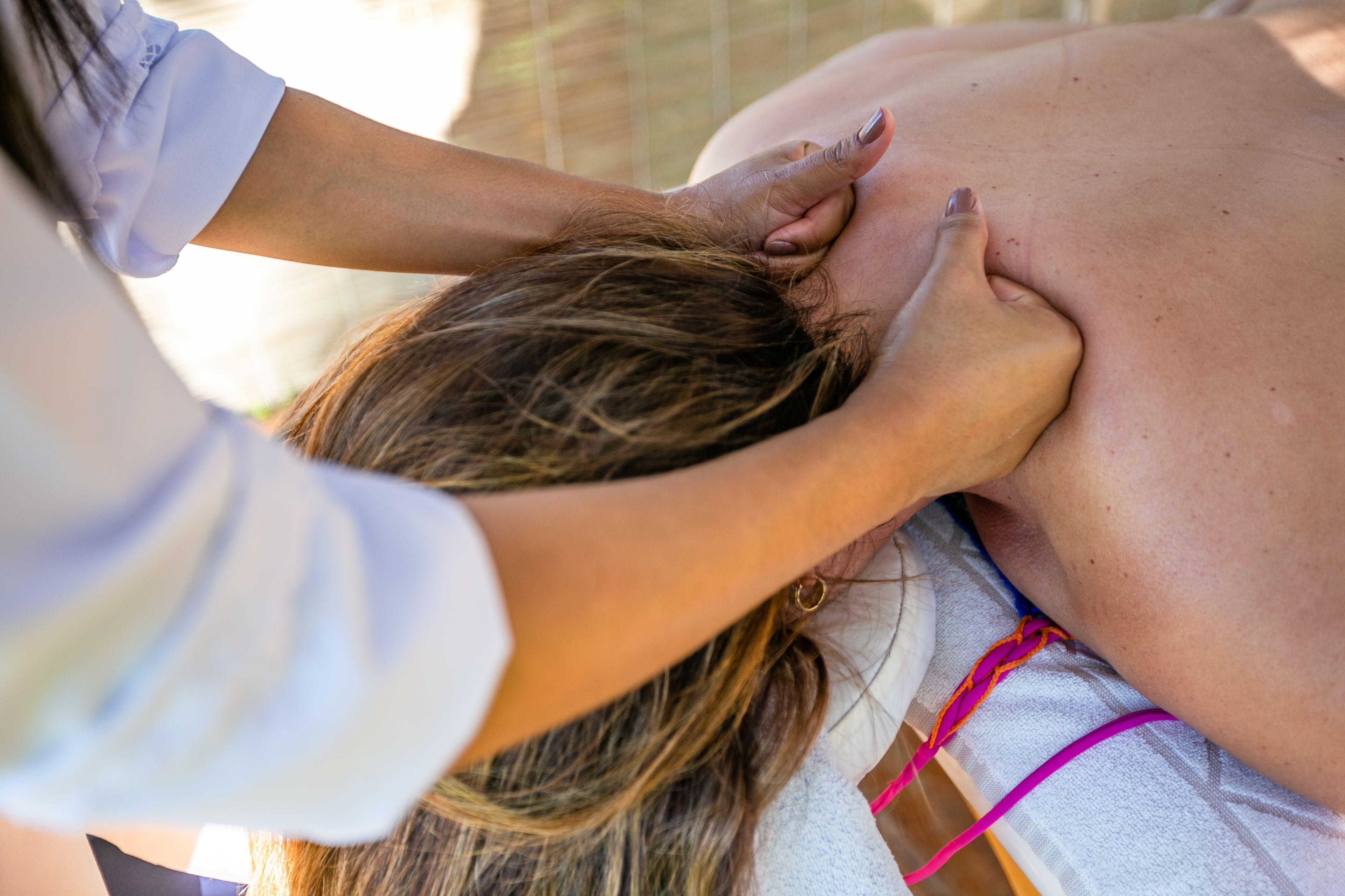 Uma pessoa recebendo massagem.