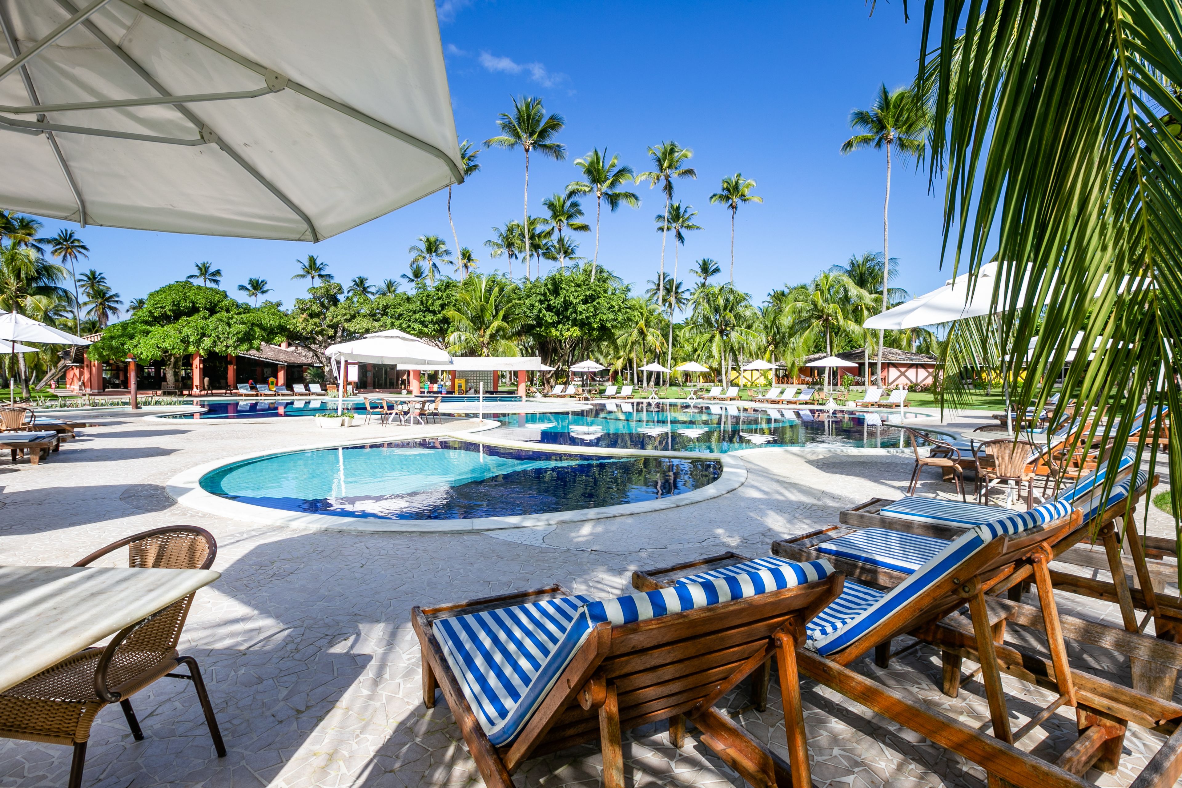 Piscina externa, guarda-sóis, espreguiçadeiras
