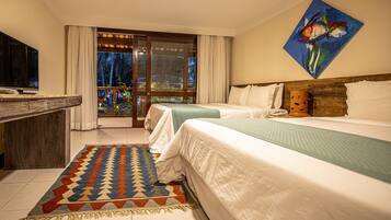 Quarto quádruplo luxo, 2 camas de casal | 1 quarto, frigobar, cofres nos quartos, cortinas blackout