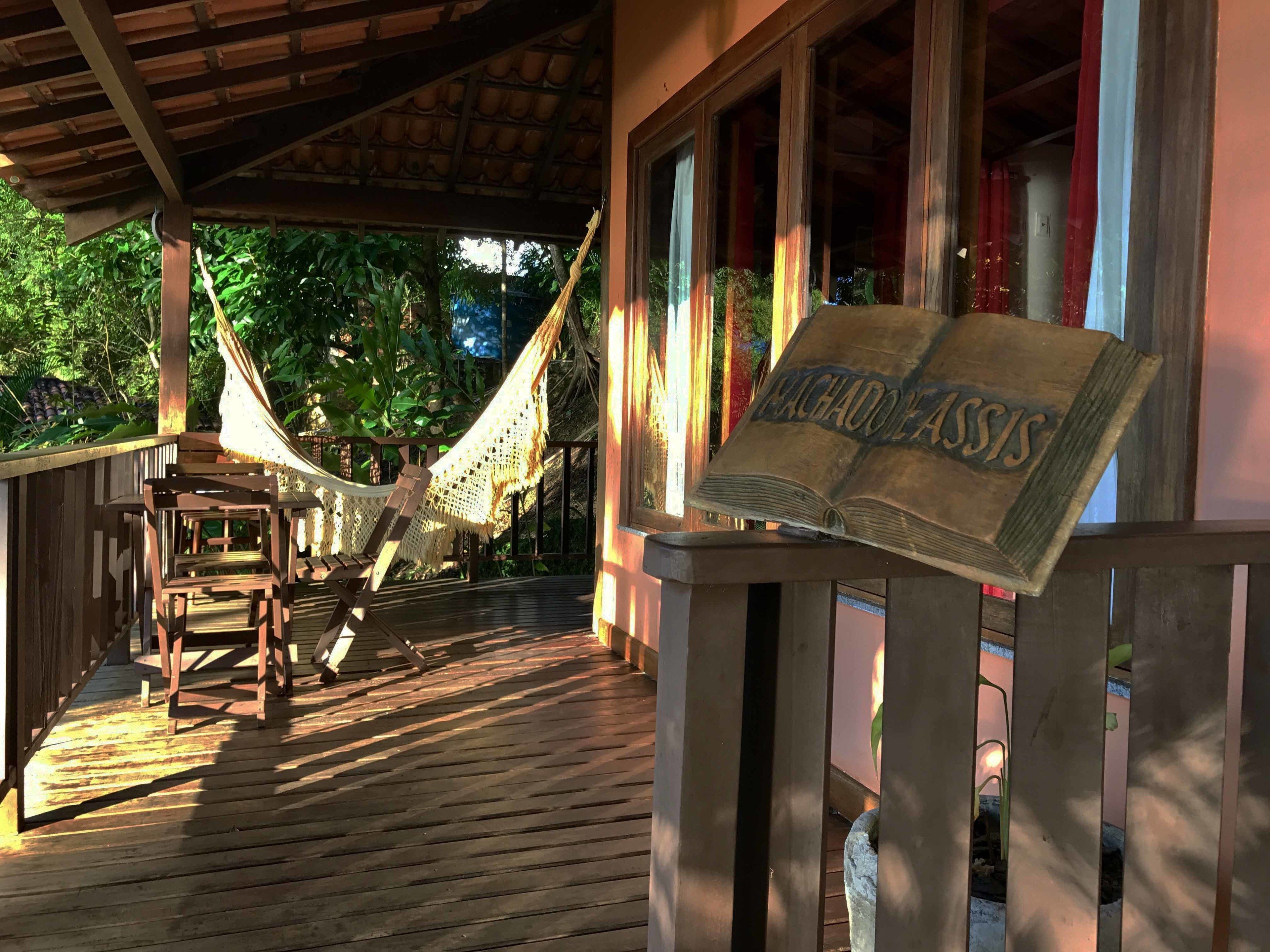 Um deck de madeira com uma rede e uma placa que diz 'MAGDALENA BEACH'.