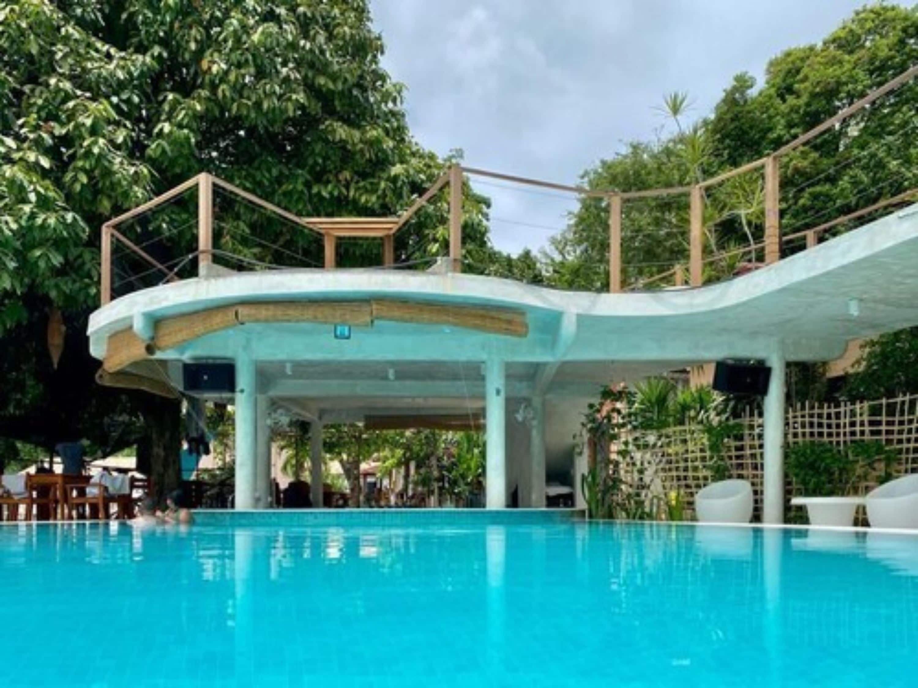 outdoor pool, open 10:00 am to 9:00 pm, pool loungers
