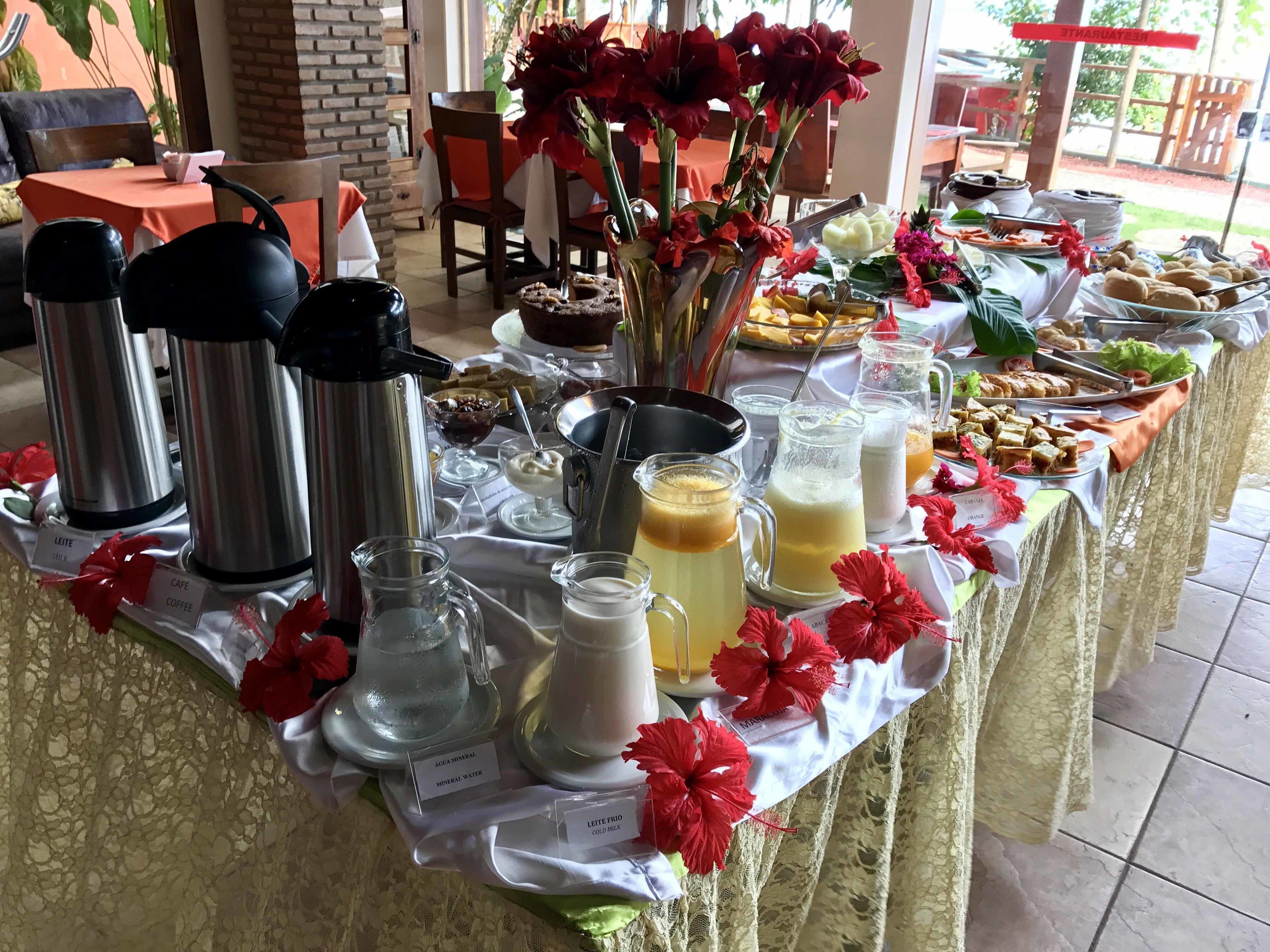 Une table de buffet proposant divers plats, boissons et un espace dédié au café.