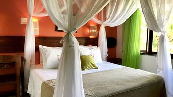 Una habitación de hotel con una cama, una mesita de noche y una cortina verde.