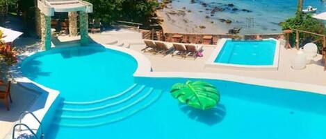 Bar à beira da piscina