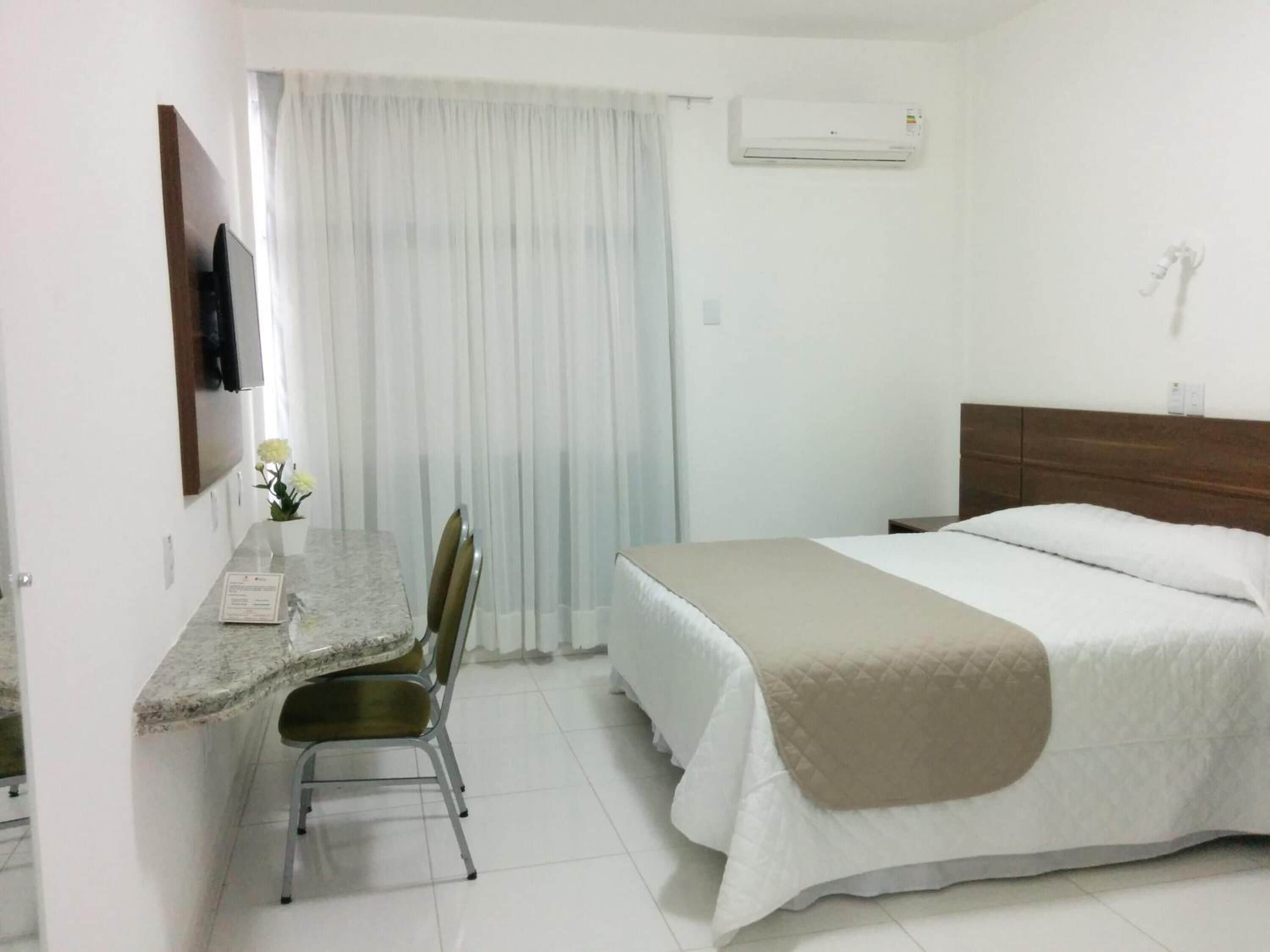 Apto Standard Casal+1 | ミニバー、デスク、遮光カーテン、WiFi (無料)