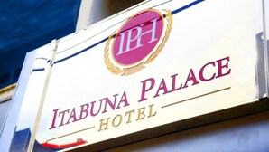 Un letrero del Hotel Itabuna Palace, con su logotipo y el nombre del hotel.