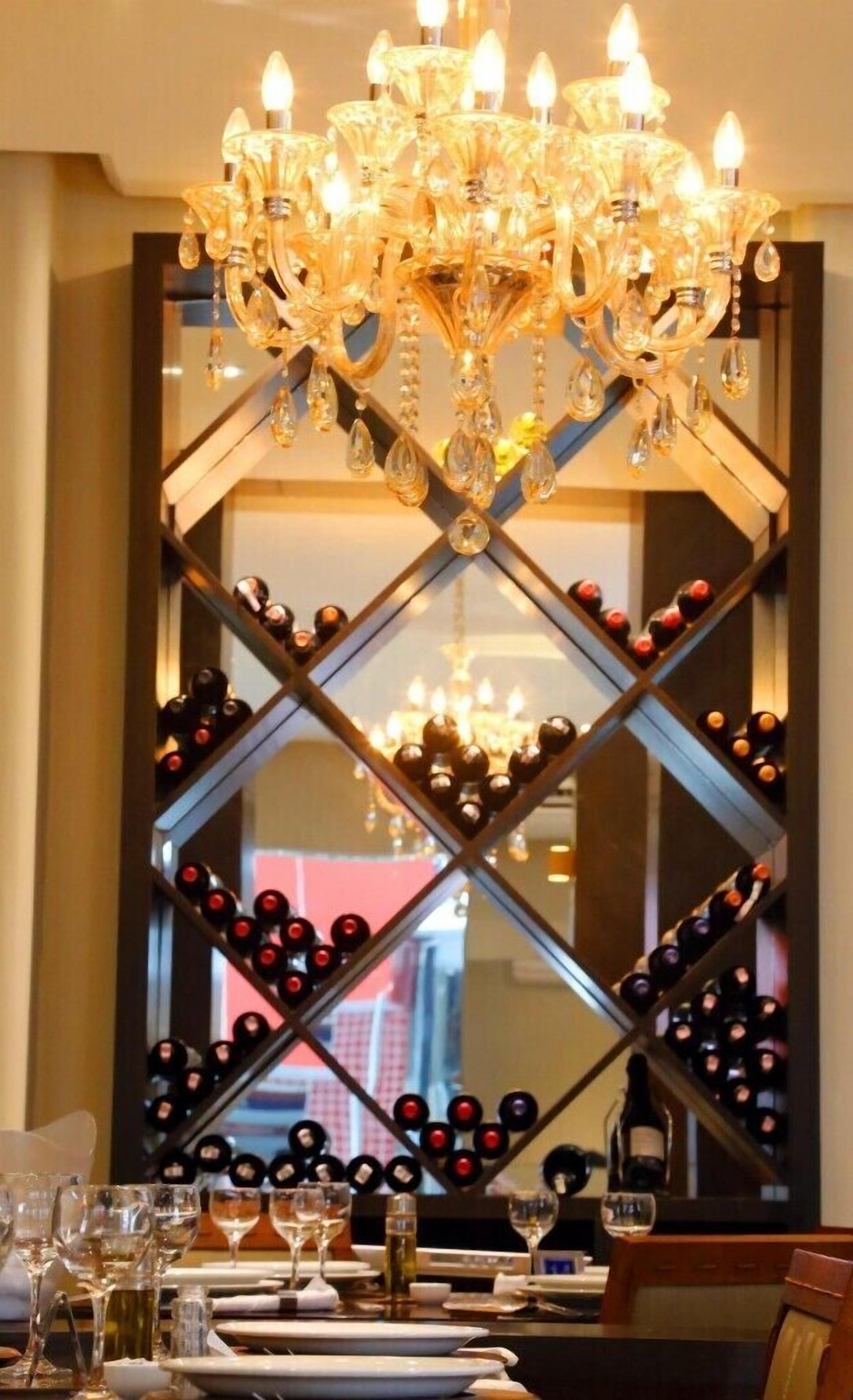 S'hi serveixen esmorzars, dinars, sopars i plats de cuina internacional 