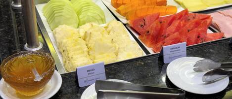 Una exhibición de frutas con etiquetas para melón y sandía.