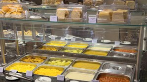 Un bufé con diversos alimentos y utensilios.