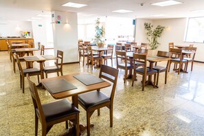 Se sirven desayunos, almuerzos, cenas y cocina brasileña 