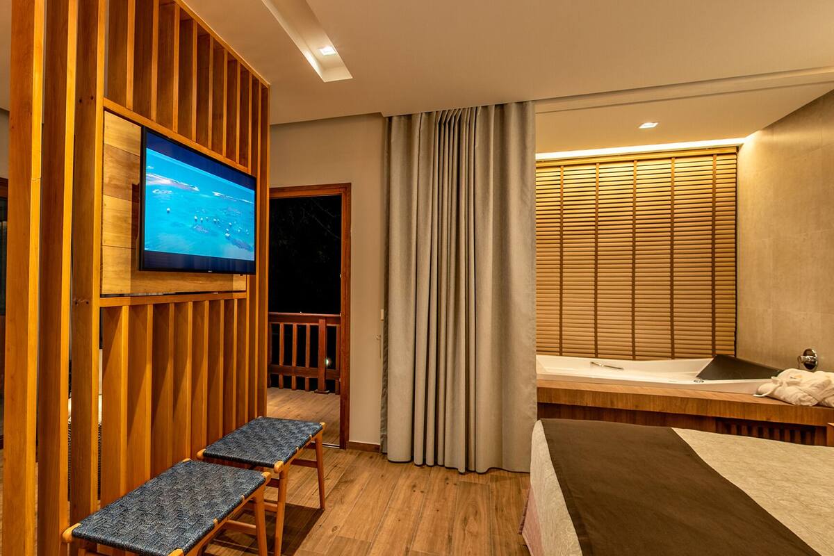quarto de luxo (luxo com hidromassagem) | 1 bedroom, minibar, in-room safe, individually decorated