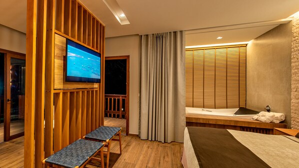Quarto de Luxo (LUXO com Hidromassagem) | 1 bedroom, minibar, in-room safe, individually decorated