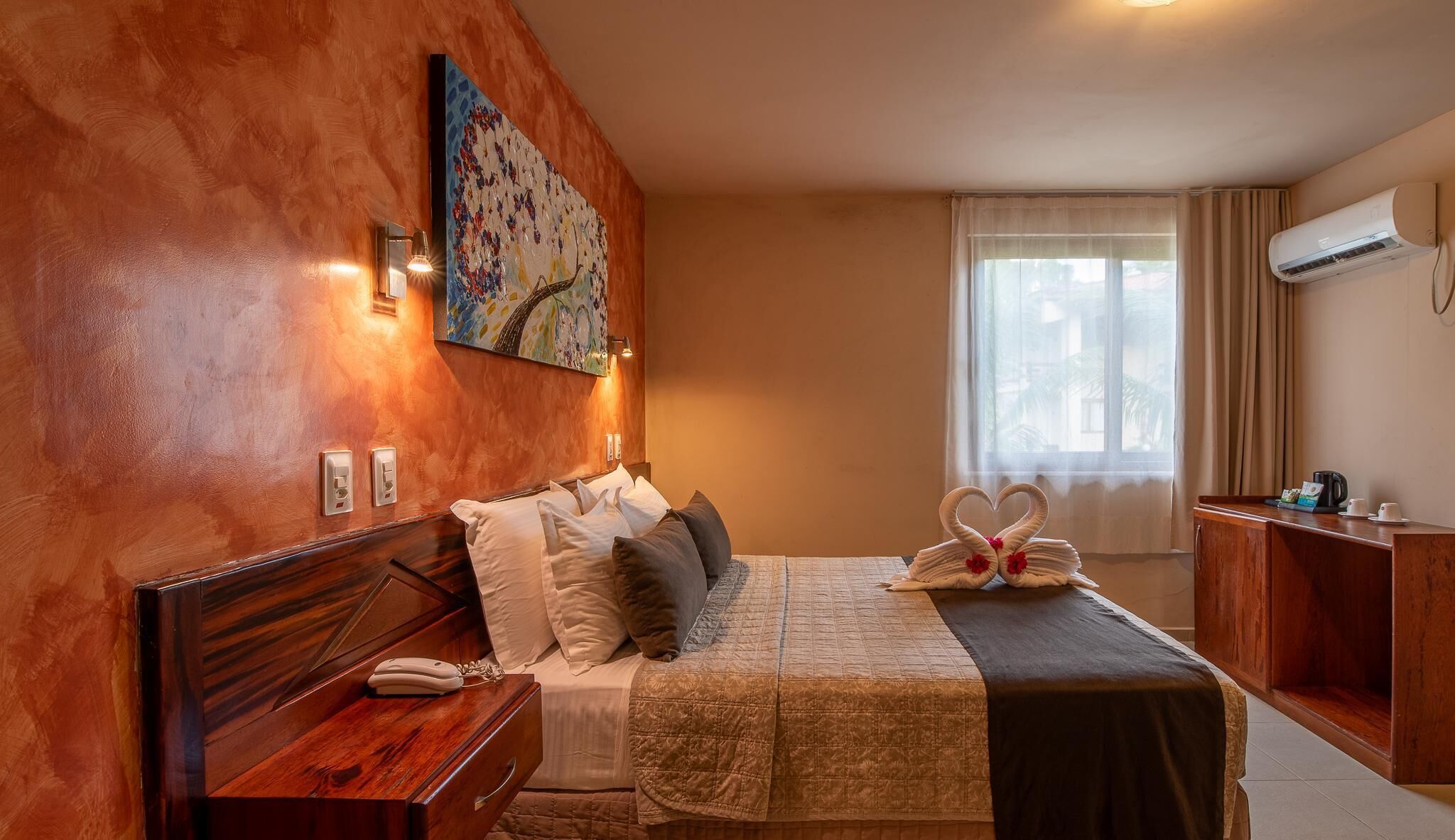 Minibar, in-room safe, blackout drapes, WiFi (free)