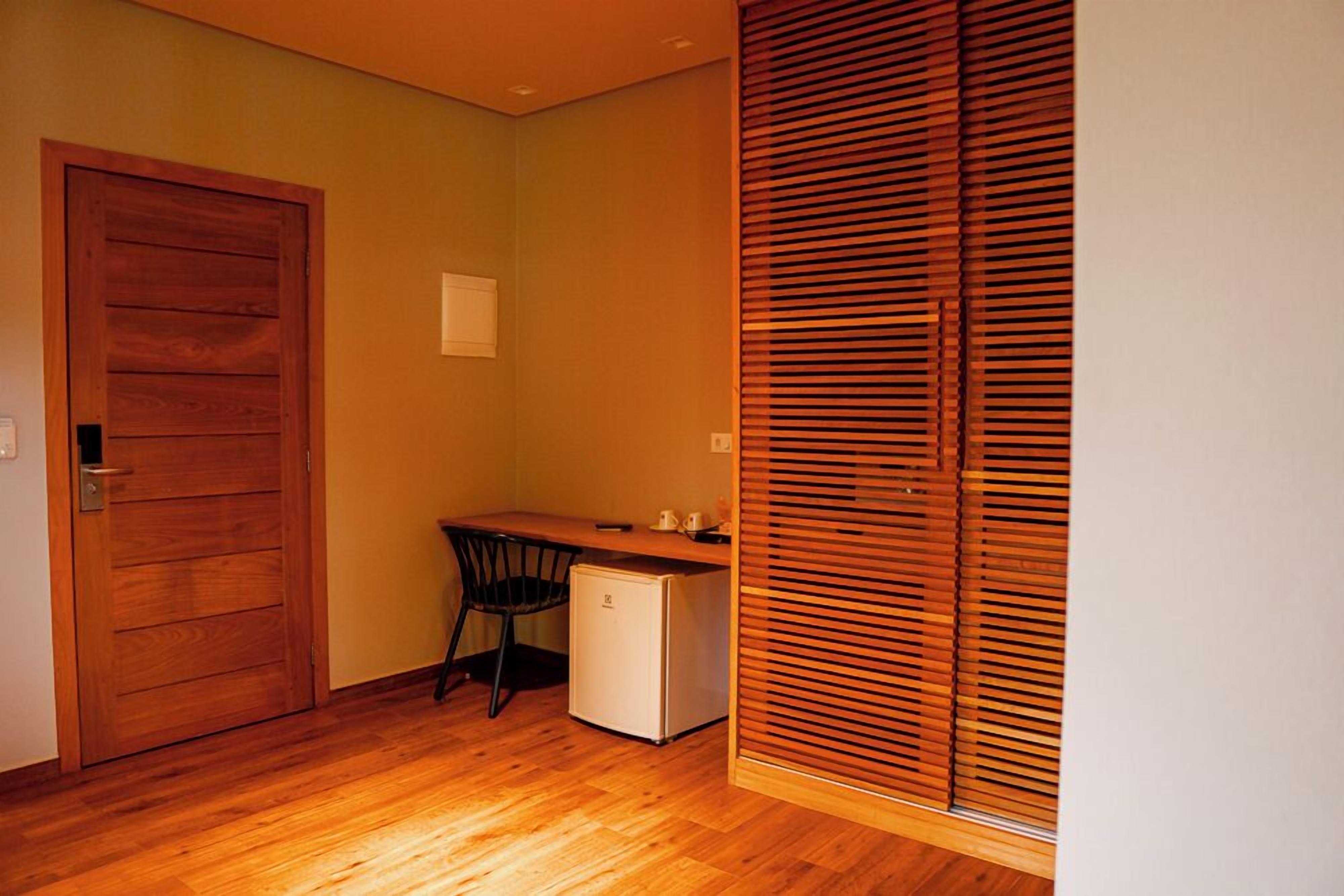 quarto de luxo (luxo com hidromassagem) | 1 bedroom, minibar, in-room safe, individually decorated