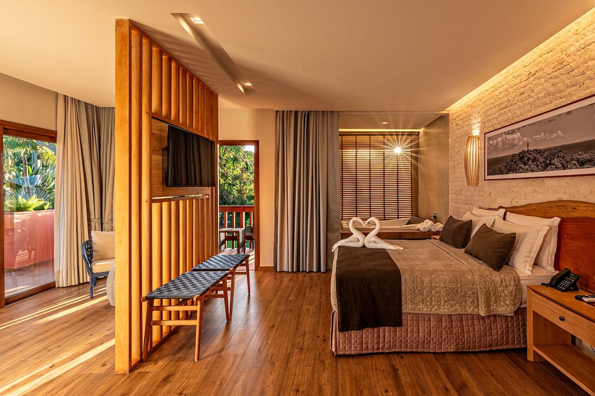Quarto de Luxo (LUXO com Hidromassagem) | 1 bedroom, minibar, in-room safe, individually decorated
