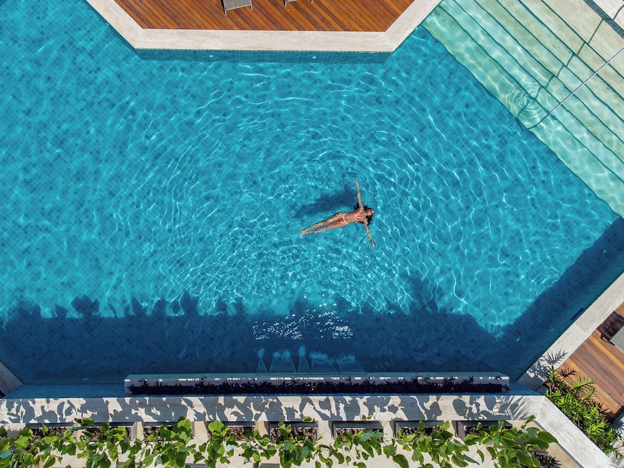 Piscina externa, funciona das 10h às 19h, barracas de cortesia